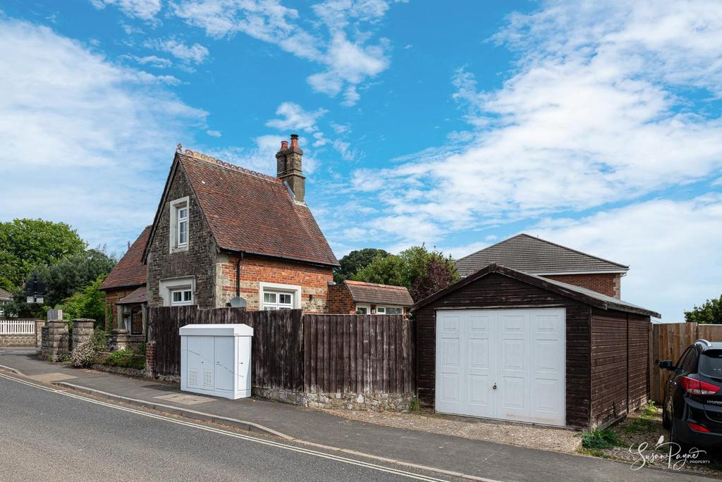Garage/Driveway