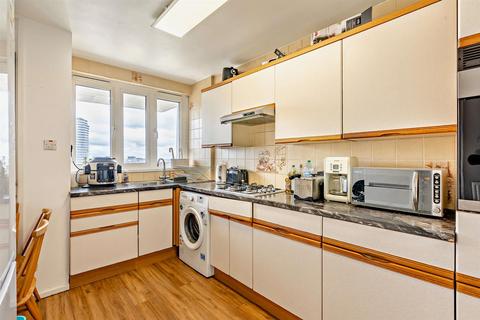 2 bedroom flat for sale, Shuttleworth Road, London