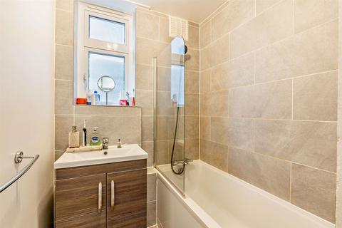2 bedroom flat for sale, Shuttleworth Road, London