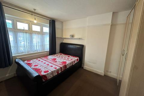 4 bedroom semi-detached house to rent, Carlton Avenue, Feltham TW14