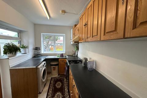 4 bedroom semi-detached house to rent, Carlton Avenue, Feltham TW14