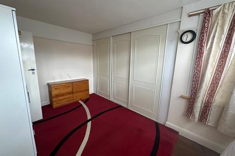 4 bedroom semi-detached house to rent, Carlton Avenue, Feltham TW14