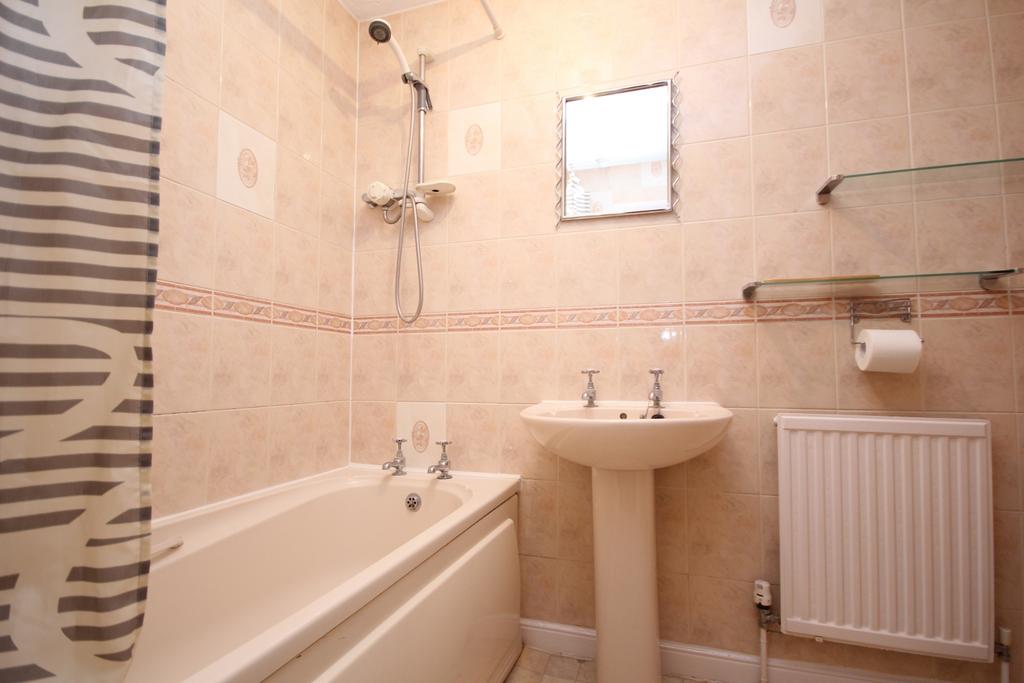 59 orthwaite, stukeley meadows, bathroom. IMG 9950