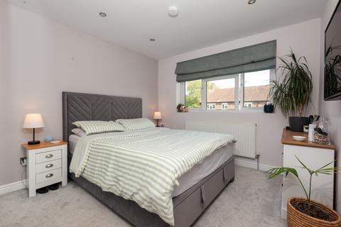 3 bedroom apartment for sale, Brick Farm Close, Richmond