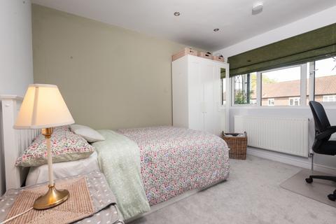 3 bedroom apartment for sale, Brick Farm Close, Richmond