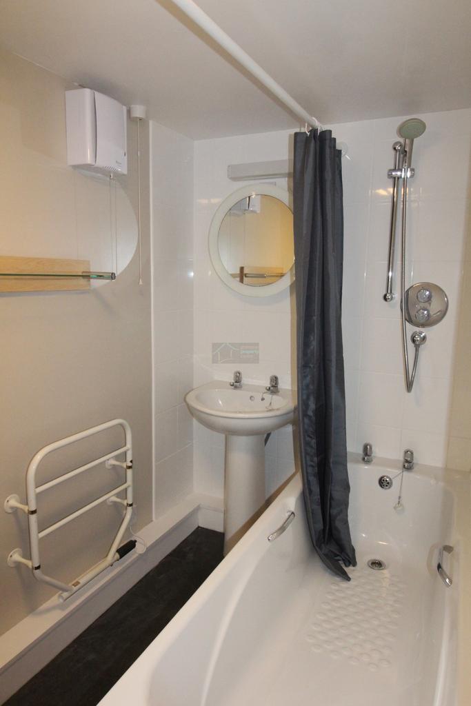 Bathroom (2).JPG