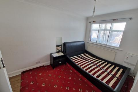 2 bedroom bungalow to rent, Upper Sutton Lane, Hounslow, TW5