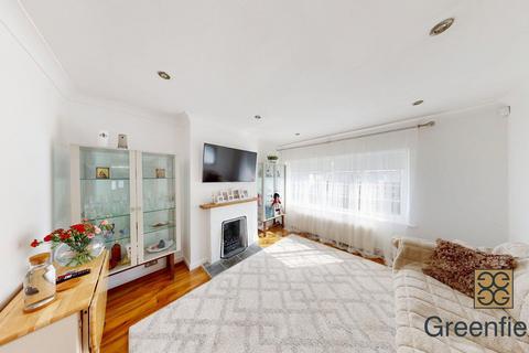 12a Northdown Close, Ruislip, HA4 6JZ