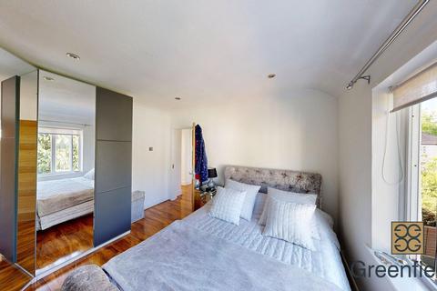 12a Northdown Close, Ruislip, HA4 6JZ