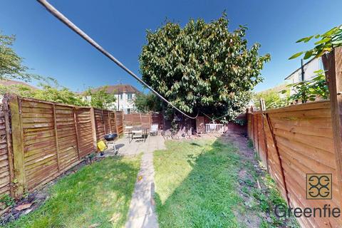12a Northdown Close, Ruislip, HA4 6JZ