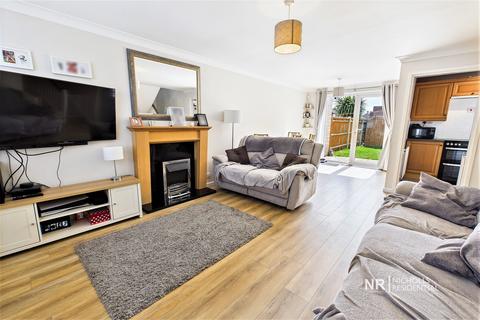 11 Angus Close, Chessington, KT9 2BW