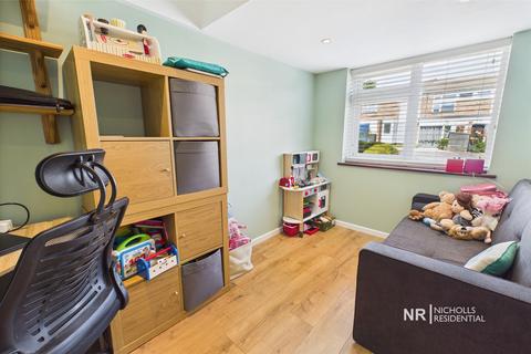 11 Angus Close, Chessington, KT9 2BW