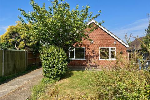 3 bedroom detached bungalow for sale, Farm Close, Yateley GU46