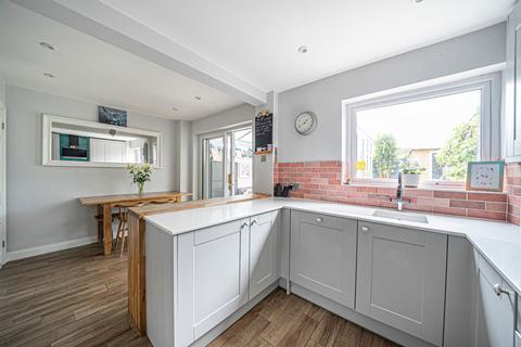 15 Highland Drive, Oakley, Basingstoke, RG23 7LF