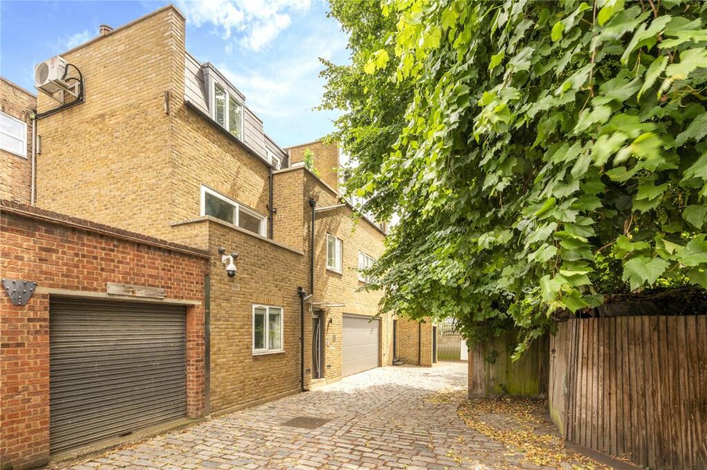 4 Bedroom Mews House in Camden