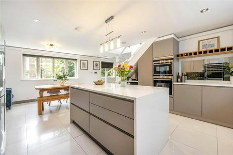 4 bedroom mews to rent, Camden, NW1 9SB