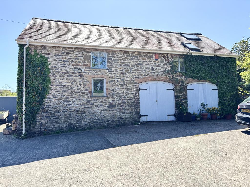 Double Garage/ Barn
