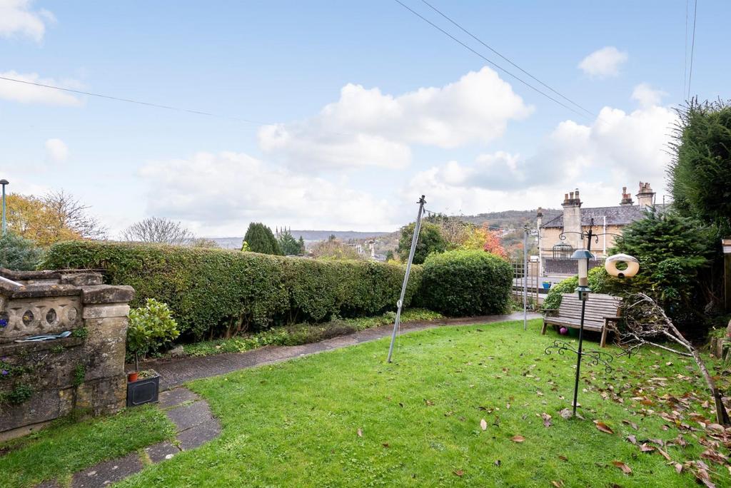 First Floor Flat, 2 Beaufort Villas, Bath, BA1 6 LY