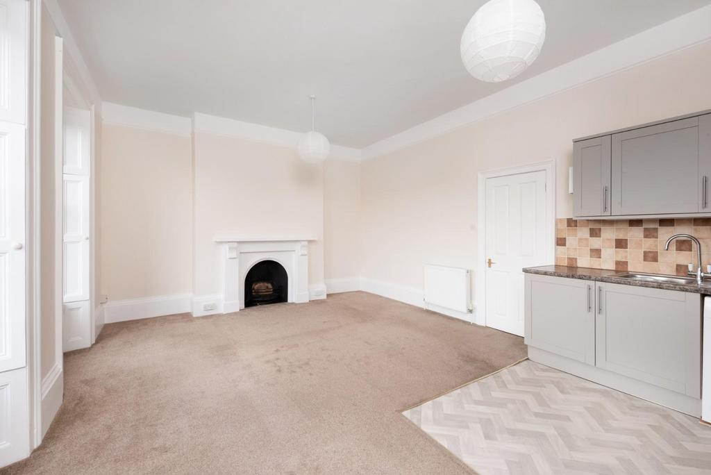 First Floor Flat, 2 Beaufort Villas, Bath, BA1 6 LY