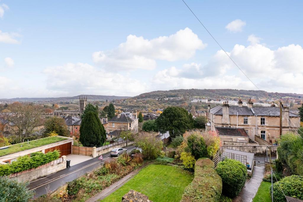 First Floor Flat, 2 Beaufort Villas, Bath, BA1 6 LY