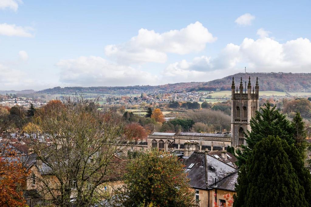 First Floor Flat, 2 Beaufort Villas, Bath, BA1 6 LY