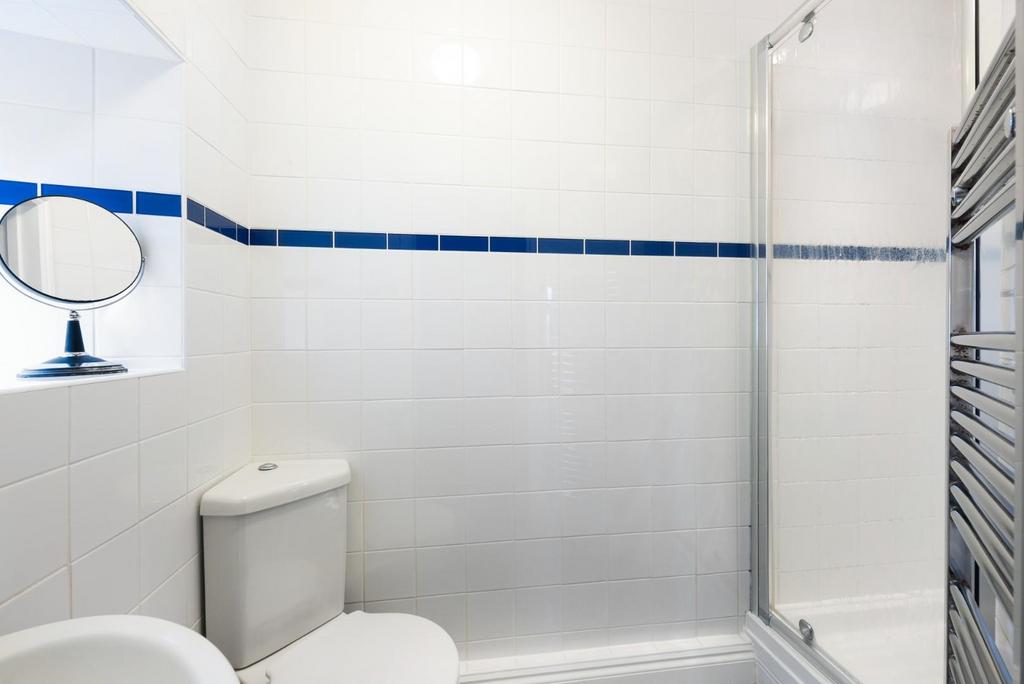 First Floor Flat, 2 Beaufort Villas, Bath, BA1 6 LY