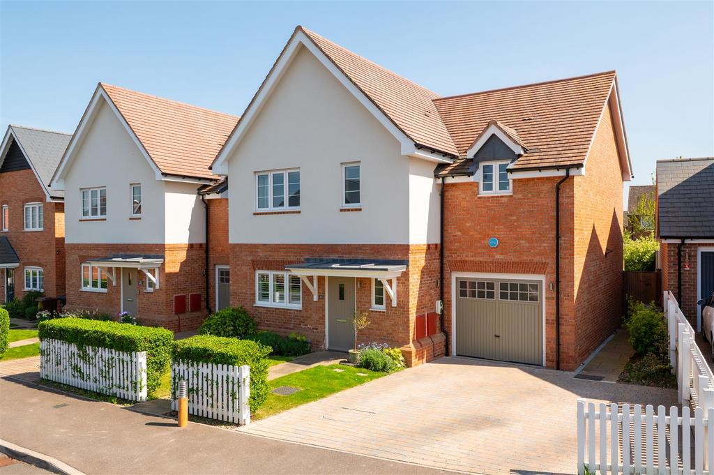 Saxon Rise Saxon Rise, Pirton 3 bed semi-detached house - £660,000