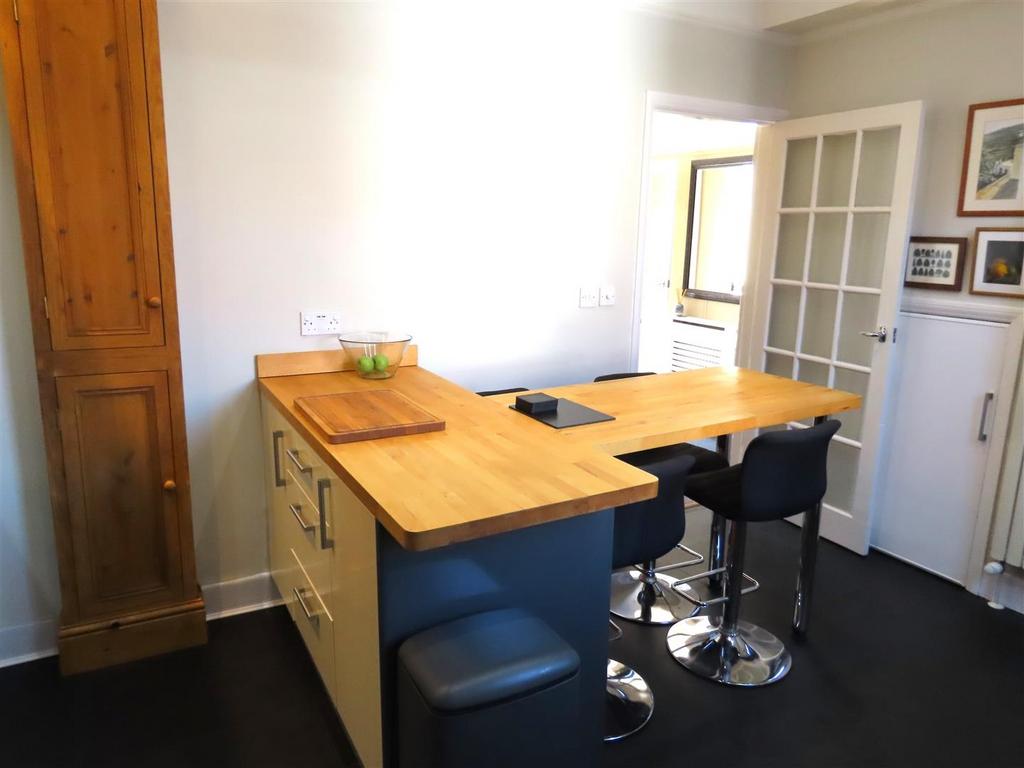Breakfasting kitchen