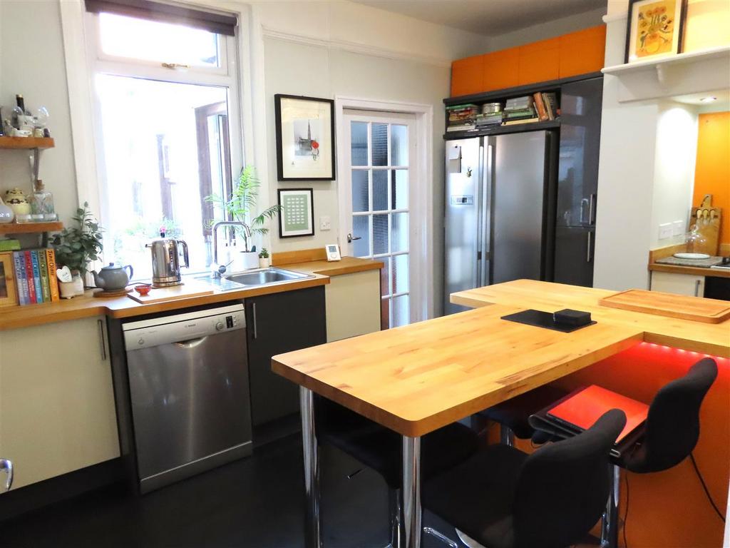 Breakfasting kitchen