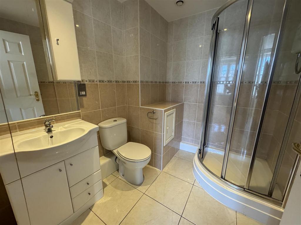 Tiled 3 piece shower en suite