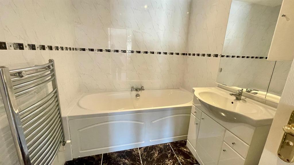 Tiled 3 piece en suite bathroom