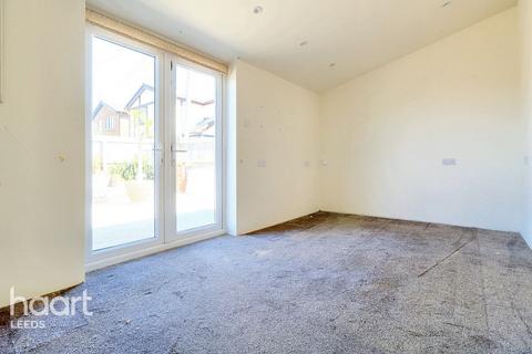 2 bedroom detached house for sale, Whitecote Hill, Leeds