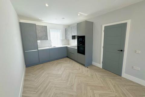 2 bedroom flat to rent, Walton on Thames, Surrey, KT
