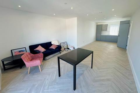2 bedroom flat to rent, Walton on Thames, Surrey, KT
