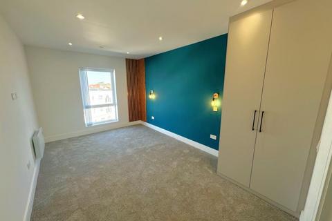 2 bedroom flat to rent, Walton on Thames, Surrey, KT