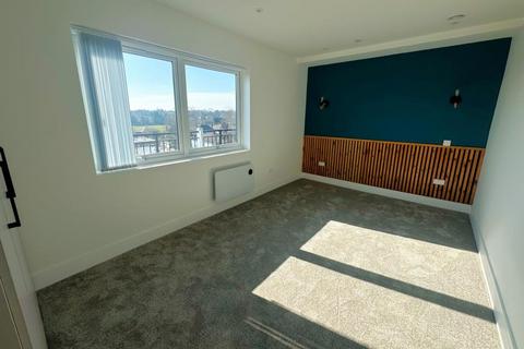 2 bedroom flat to rent, Walton on Thames, Surrey, KT