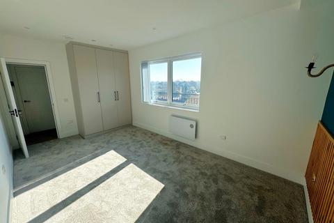 2 bedroom flat to rent, Walton on Thames, Surrey, KT