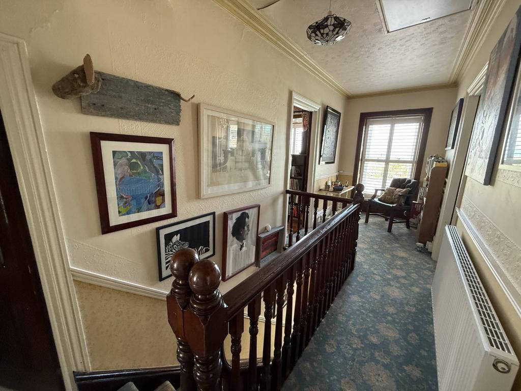Large Split Level Gallaried Landing