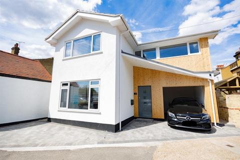 4 bedroom detached house to rent, Sunningdale Avenue, Leigh-On-Sea