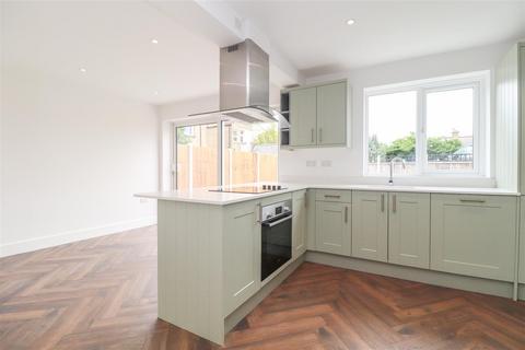 4 bedroom detached house to rent, Sunningdale Avenue, Leigh-On-Sea