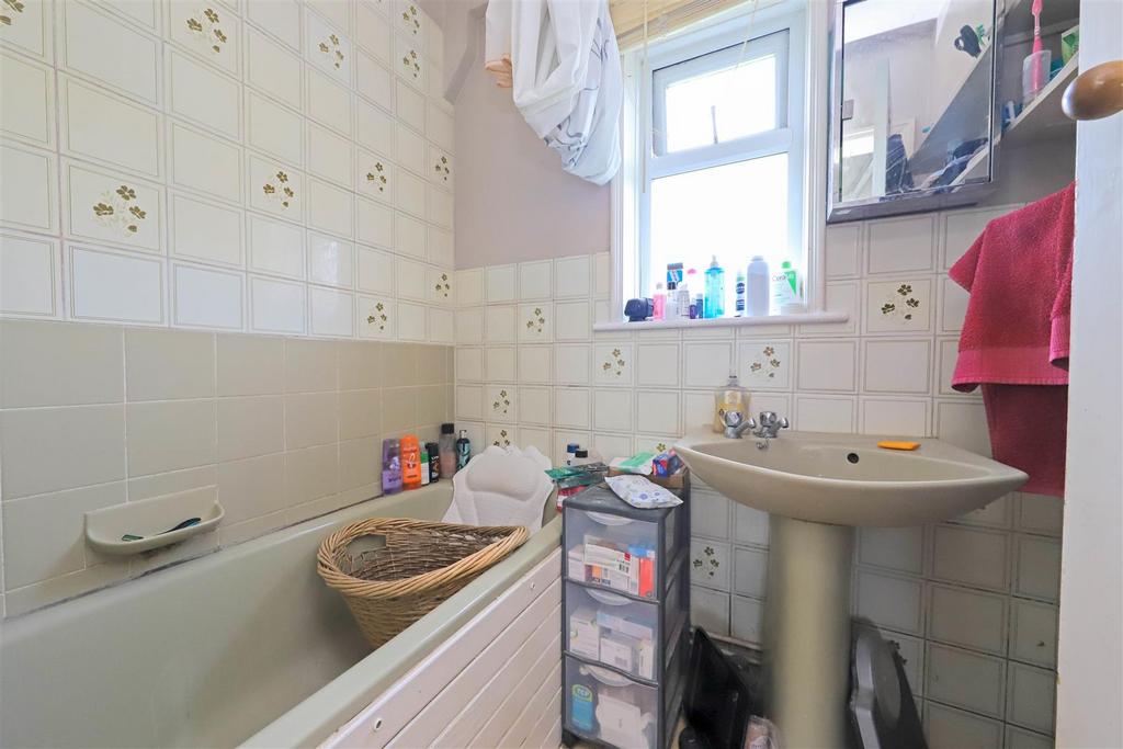 Court farm rd bathroom .jpg