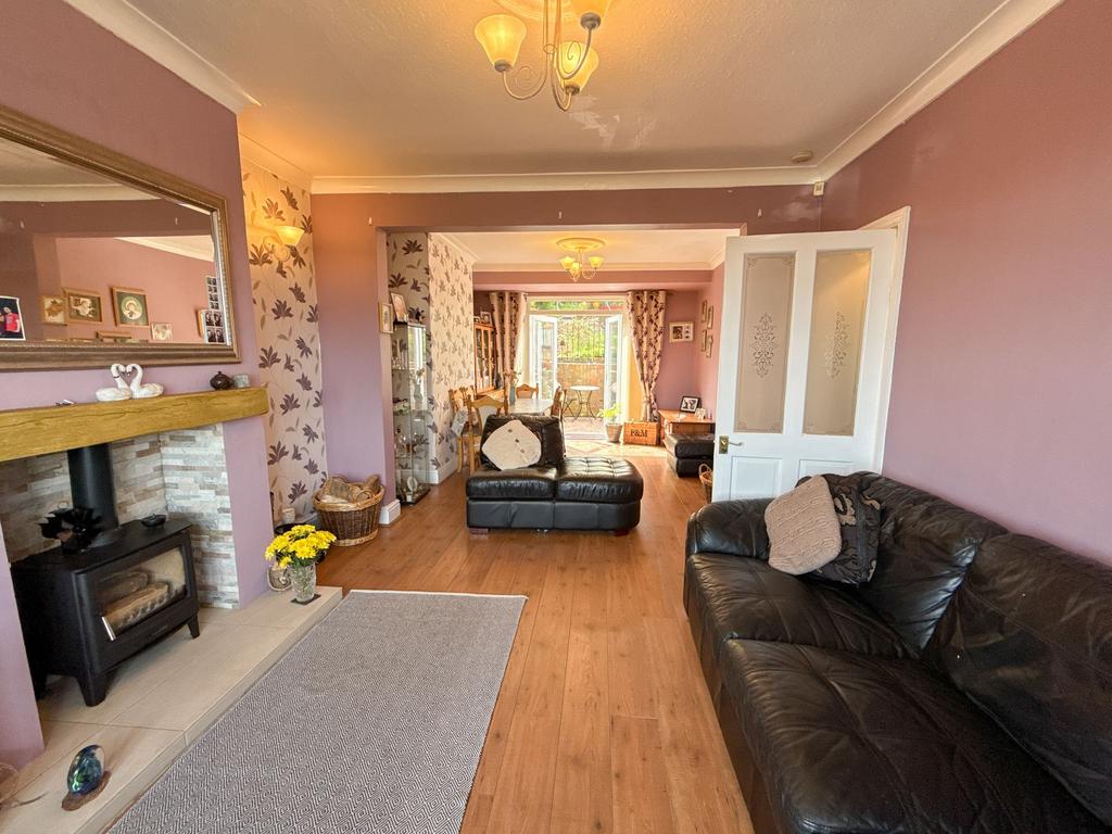 Lounge/Dining Area