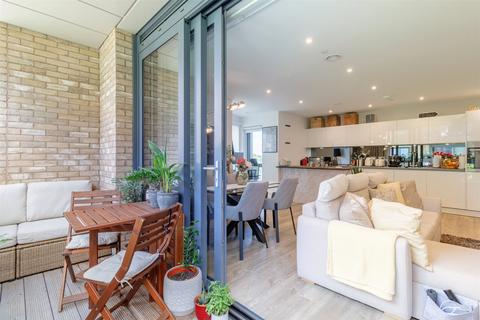 2 bedroom flat for sale, Fairfield Avenue, Surrey TW18
