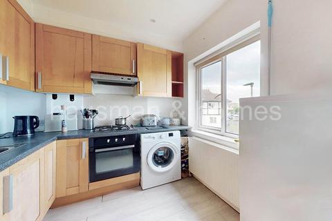 2 bedroom flat for sale, Highfield Avenue, NW11