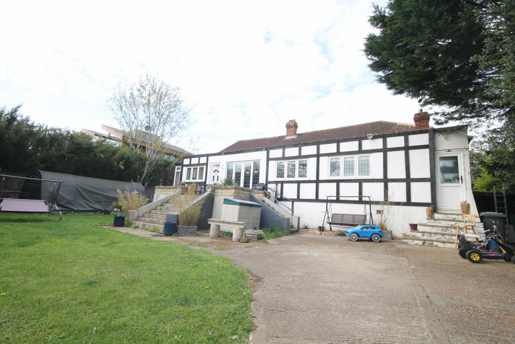 Riverside, Egham, TW20 4 bed detached bungalow - £800,000