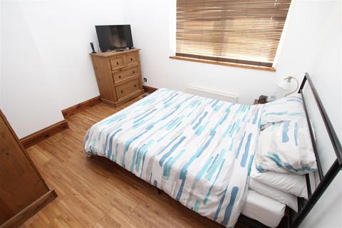 8 Back Lane, Heaton, Bradford, BD9 4BX