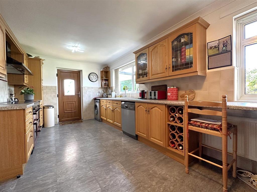 Large Dining Kitchen  536