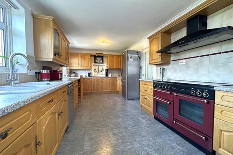 3 bedroom detached house for sale, Peterborough Road, Collingham, Newark
