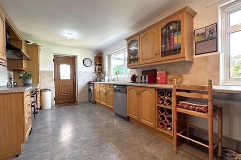 3 bedroom detached house for sale, Peterborough Road, Collingham, Newark