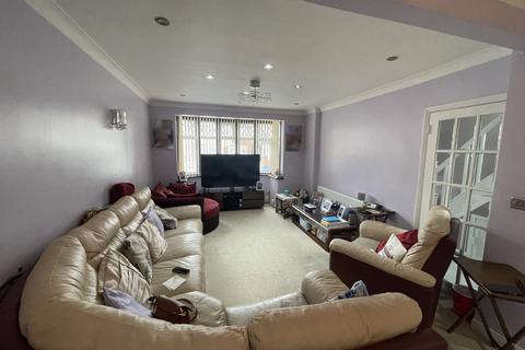13 Willow Gardens, Hounslow, TW3 4JS
